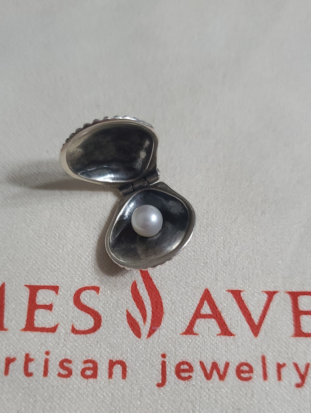 Janes Avery Retired Clam Shell With Pearl